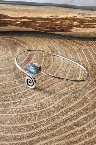 Verzilverde messing armband met edelsteen en spiraal