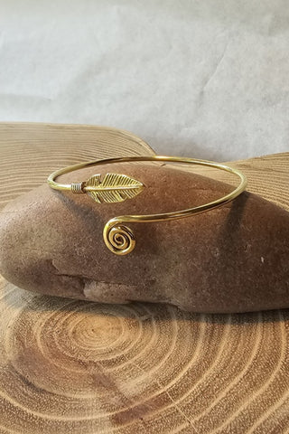 Feather and Spiral Messing armband