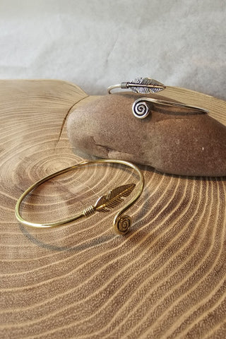 Feather and Spiral Messing armband