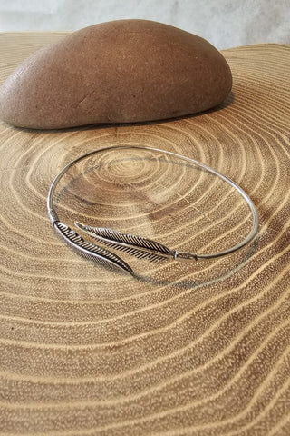 Double Feathers armband verzilverd messing