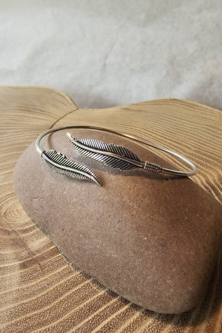 Double Feathers armband verzilverd messing