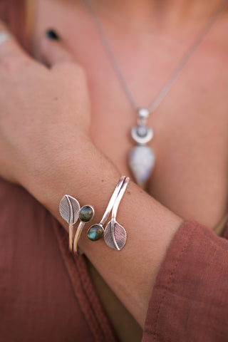 Verzilverde Messing Armband met veren en edelstenen